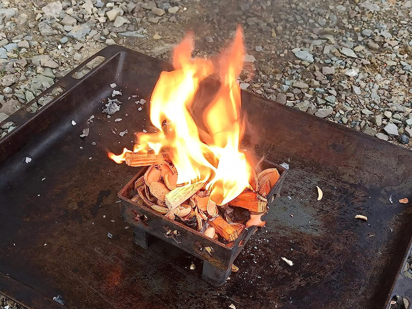 FEUERKAISER 3 mm Dicke Stahl Anzündkorb, Pelletkorb, Pelletbrenner für Kamin, Ofen und Grill, geeignet im Innen- und Außenbereich mit Brennstoff (30 x 30 x 11 cm)